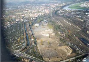 Dresden-Friedrichstadt. Stadtteilansicht zwischen Emerich-Ambros-Ufer mit Weißeritz und Güter- und Rangierbahnhof Friedrichstadt. Luftbild-Schrägaufnahme von Südost