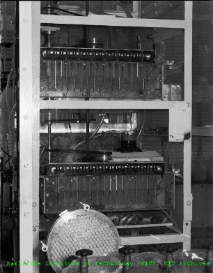 Zwei Mischabsetzer (Mixer-Settler) in einer Glovebox in einem unbekannten Labor