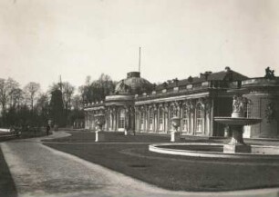 Potsdam. Schloß Sanssouci (1745-1747; G. W. Knobelsdorff), Parkseite mit Bassin und Vasen