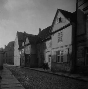 Stralsund. Blick entlang einer Straße mit Wohnhäusern