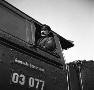 Deutschland. Heizer auf der Schnellzuglok 03 077 der Deutschen Reichsbahn