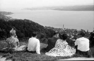Überlingen, Haldenhof: Blick am Haldenhof auf Landschaft und See, Vordergrund sitzende Leute