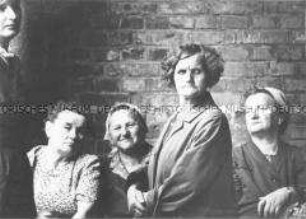 Vier wartende Frauen (Altersgruppe 14-17)