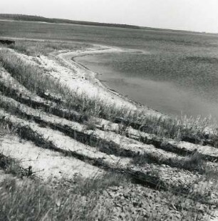 Oberlausitzer Teichgebiet. Speicherbecken Quitzdorf südwestlich Niesky (Schwarzer Schöps) zur Brauchwasserversorgung des Kraftwerkes Boxberg. Uferbefestigungen am Erholungszentrum