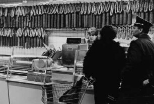 An einer Wursttheke