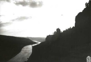 Sächsische Schweiz. Elbtal abwärts gegen Wehlen und Wartturm. Blick von der Rahmhanke nach Nordwest (Gegenlichtstimmung)