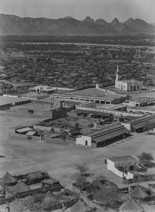 Die Stadt Agordat : Basar und Moschee der Stadt Agordat. Im Hintergrund die Berge von Caianaic