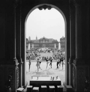 Zwinger Ballettprobe : Ballettprobe vor dem Wallpavillon im Dresdner Zwinger