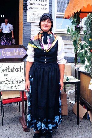 junge Frau in Tracht anläßlich des Thüringer Kräutermarktes