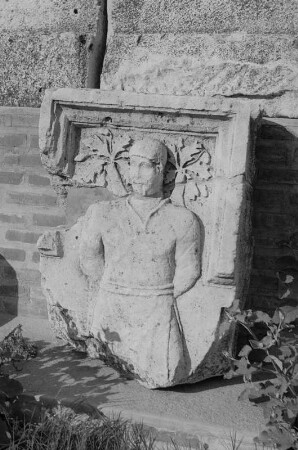 Fragment einer figürlichen Reliefplatte