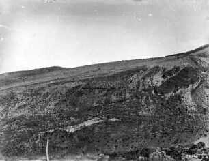 Lavaschichten : Blick auf das Gestein mehrerer, verschiedener Lavaschichten in der Arusha Region