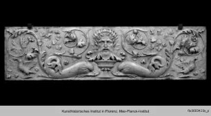 Camerino di alabastro : Ornamentrelief mit Maske
