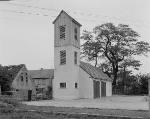 Großkmehlen. Gerätehaus der Feuerwehr (um 1930). Straßenansicht mit Stieleiche