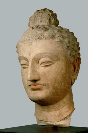 Monumentaler Kopf eines Buddha