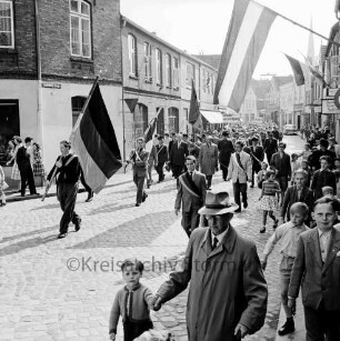 Deutscher Gewerkschaftsbund (DGB): Bad Oldesloe: Hindenburgstraße: Veranstaltung zum 1. Mai (Tag der Arbeit): Umzug