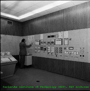 Schaltwarte im Institut für Reaktorbauelemente (IRB)
