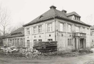 Verwaltungsgebäude mit angebauter Fabrikhalle