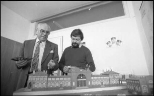 Gütenbach: Faller Spielwaren, Herr Faller und Designer mit verschiedenen Modellen