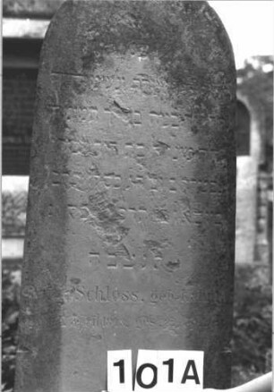 Grabstein 101 (Index: 100114249) Material: Sandstein Zustand: stark verwittert mit Textverlust Maße HxBxT: 160x60x30 cm Beschreibung: konische Stele, getreppter Sockel, Rundbogenabschluß: Grabstein 101A