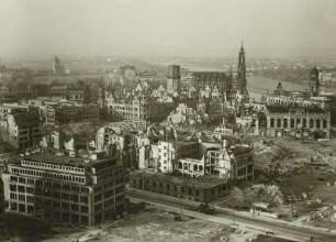 Dresden. Blick vom Rathausturm zum Residenzschloss, Hofkirche, Johanneum und Ständehaus nach Nordwesten
