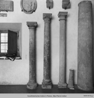Ionische Säule von der Terrasse des Turms der Familie Cosi