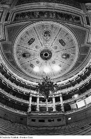 Opernhaus. Ränge und Plafond im Zuschauerraum
