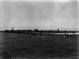 Hafen von Port Said : Blick auf die Stadt Port Said aus dem Hafen heraus.