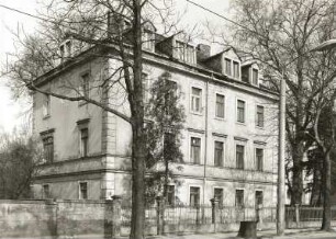 Dresden-Neustadt, Bautzner Straße 123. Villa (1851/1900). Straßenansicht mit Einfriedung