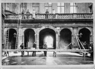 Das Georgentor in Dresden von der Schloßstraße aus während des Umbaus 1899 : Zimmerleute beim Umbau des Georgentores, Dresden, 1899