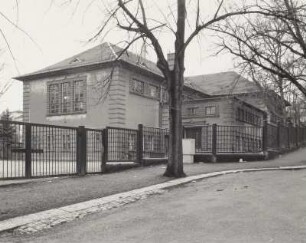 Netzschkau, Schule : Netzschkau. Schule (um 1930), Lindenstraße. Straßenansicht mit Einfriedung