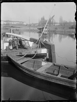 Boote am Anlegesteg eines Stadthafens