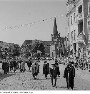 Bergen. 300-Jahrfeier mit Darstellern in historischen Kostümen