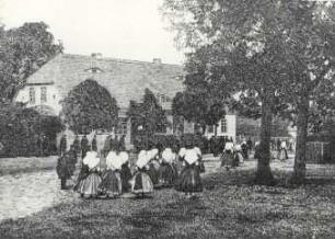 Kirchgang im Spreewald : Kleidung - niedersorbische Tracht. Ort: Błóta / Spreewald. Kirchgang im Spreewald.