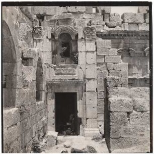 Ruine mit Tür und Fenstern, Baalbek: Nordwestseite des großen Hofes