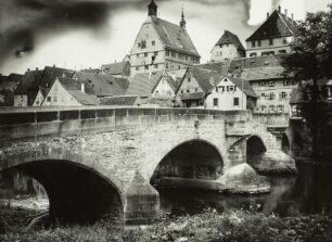 Besigheim, Alte Enzbrücke : Besigheim. Alte Enzbrücke. Blick auf das Rathaus