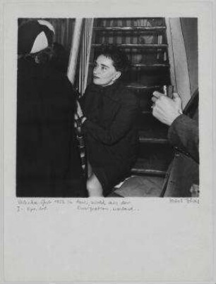 Valeska Gert 1952 in Paris, zurück aus der Emigration, wartend ...