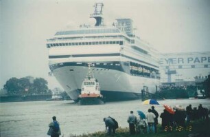 Überführung des Kreuzfahrtschiffs "Century" / Ems