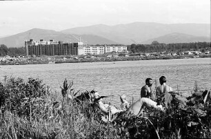 Freiburg i. Br.: Baggersee Landwassermatte mit Siedlung