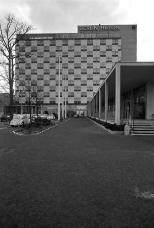 Berlin: Hiltonhotel; Außenfassade mit Kolonnaden; von Osten