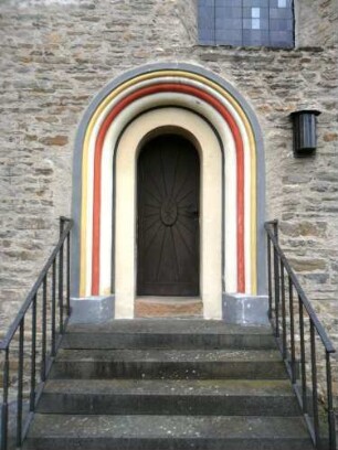 Ewersbach-Margarethenkirche-Ansicht von Süden-Langhaus im Südöstlichen Teil (Verlängerung im 13 Jh)-Portal mit rundbogig abgestuftem Gewände (Farbfassung restauriert)