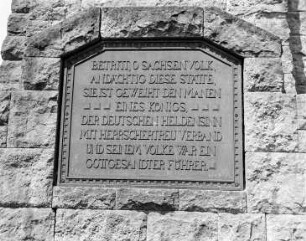 Freital, Windberg : König-Albert-Denkmal auf dem Windberg. Inschrifttafel