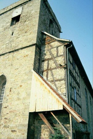 Kirchturm mit Fachwerkanbau