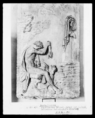 Satyr, mit einem Hund spielend