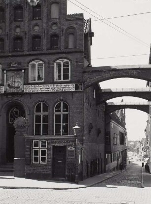 Lübeck, Breite Straße 2, Haus der Schiffergesellschaft, Eckansicht