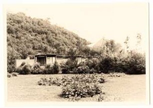 Bundesgartenschau 1955, Kassel: Segel im Hintergrund, Lauben im Vordergrund