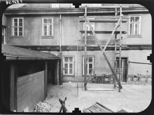 Erfurt-Altstadt, Farbengasse. Wohnhaus. Hofansicht (Teilansicht) mit Gerüst