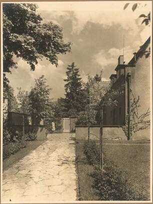 Haus Wellnitz, Potsdamer Straße, Berlin-Lichterfelde: Gepflasteter Weg zum Haus