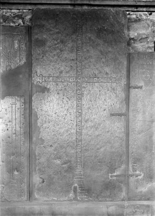 Grabstein mit Kreuz aus der Abtei Sankt Bavo