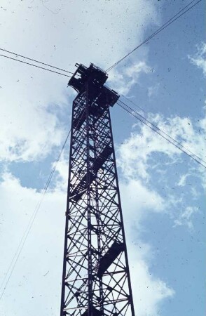 Oelsnitz, VEB Steinkohlenwerk Deutschland : Oelsnitz (Erzgebirge), VEB Steinkohlenwerk Deutschland. Kabelkrananlage zur Haldenbeschickung Betriebsabteilung Deutschland des VEB Steinkohlenwerk Deutschland in Oelsnitz (Erzgebirge). Gegenturm (erbaut 1934, Gegenturm umgestürzt 1959)