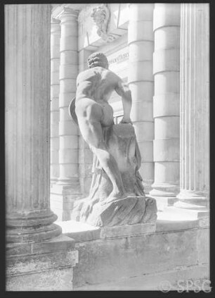 Potsdam, Stadtschloss, Ringerkolonnade am Marstall, Fechter mit Schild, Rückenansicht.